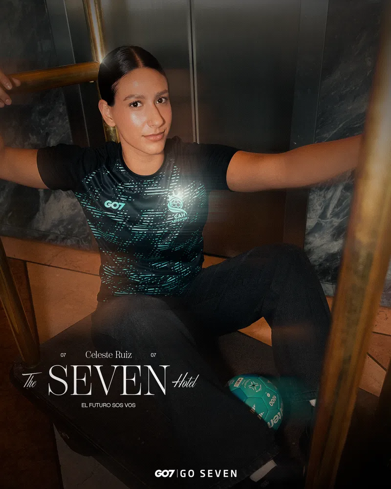 Next Gen — Celeste Ruiz con la camiseta negra y turquesa en The Seven Hotel