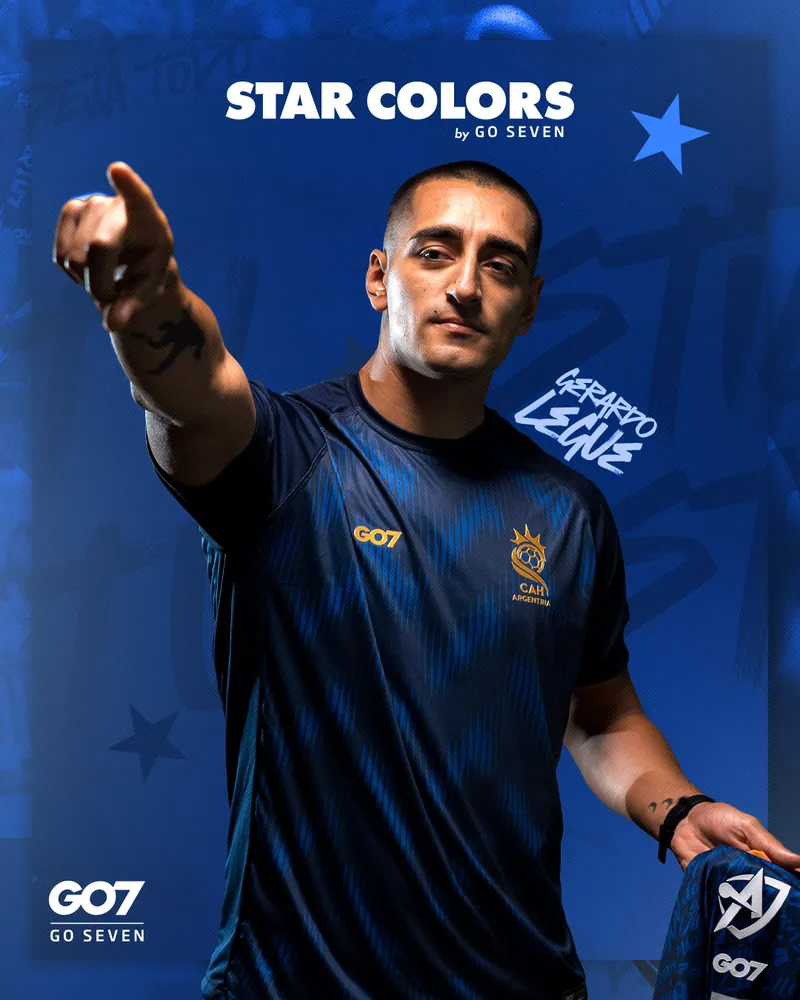 Star Colors — Gerardo Legue con la camiseta azul y dorada